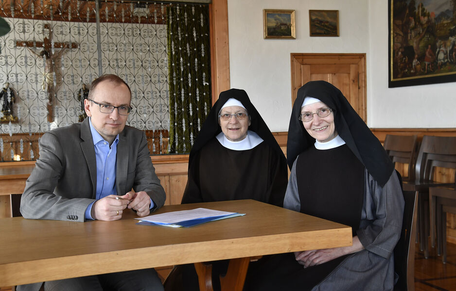 Kloster St. Scholastika Tübach mit Dr. Claudius Luterbacher-Maineri im Gespräch mit Frau Mutter Sr. Gabriela Tinner und Sr. Scholastika Beyeler (rechts) Kanzler Dr. Claudius Luterbacher sitzt mit zwei Nonnen vom Kloster St. Scholastika am Tisch